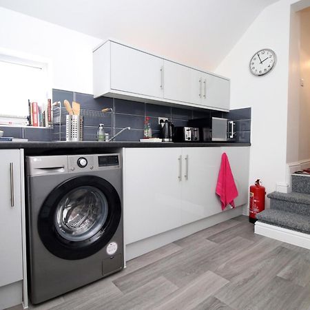 Modern Guesthouse, Fast Wi-Fi, Street Free Parking, Central, Fully Equipped Cardiff Esterno foto