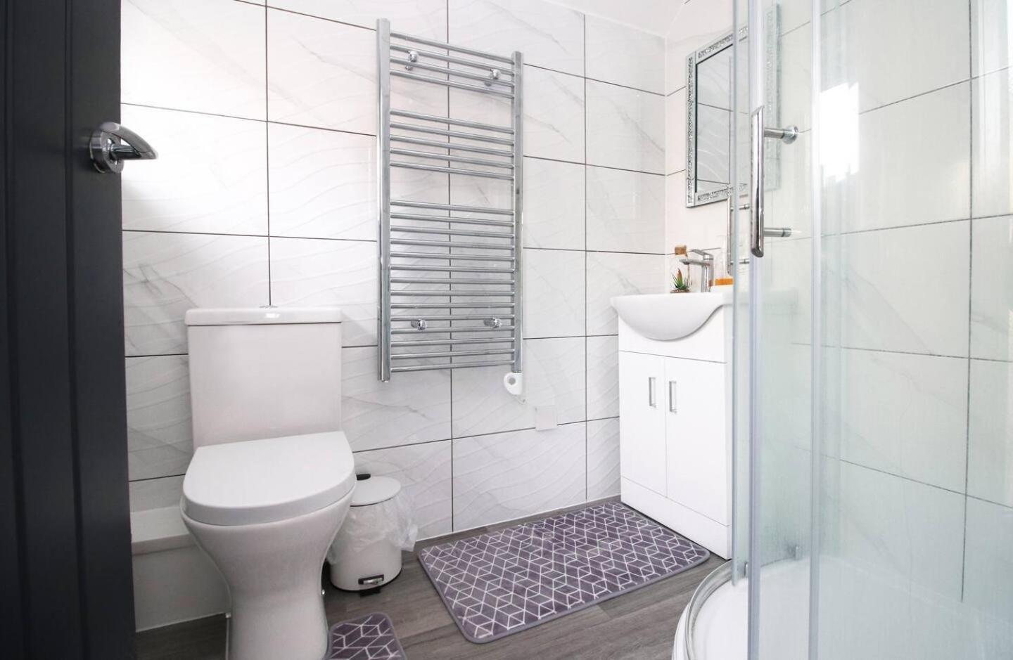 Modern Guesthouse, Fast Wi-Fi, Street Free Parking, Central, Fully Equipped Cardiff Esterno foto