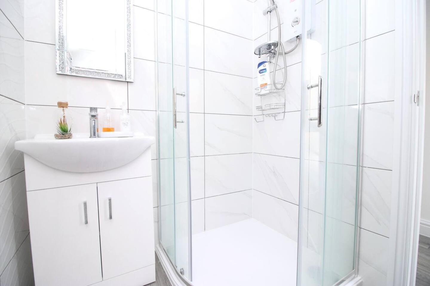 Modern Guesthouse, Fast Wi-Fi, Street Free Parking, Central, Fully Equipped Cardiff Esterno foto