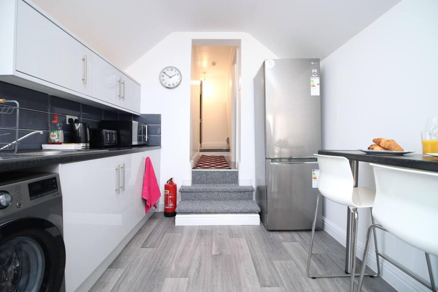 Modern Guesthouse, Fast Wi-Fi, Street Free Parking, Central, Fully Equipped Cardiff Esterno foto