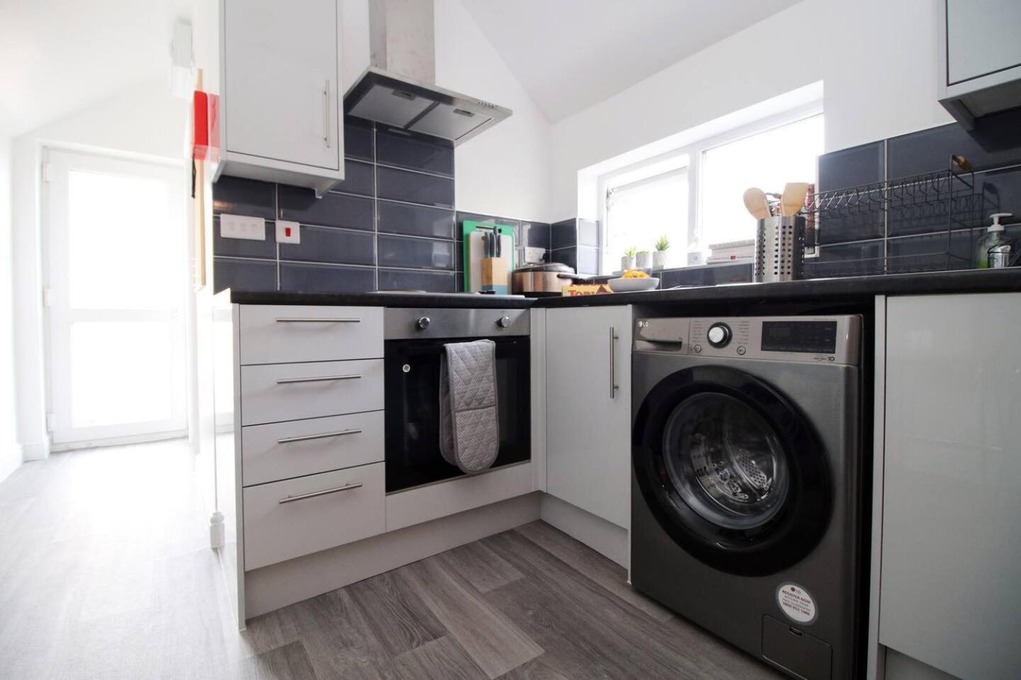 Modern Guesthouse, Fast Wi-Fi, Street Free Parking, Central, Fully Equipped Cardiff Esterno foto