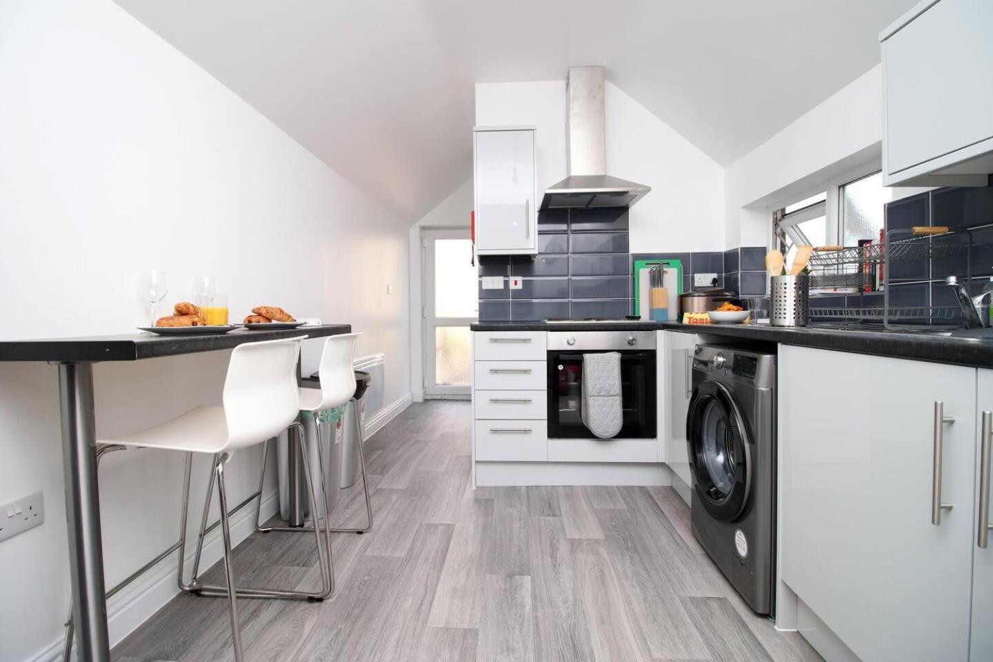 Modern Guesthouse, Fast Wi-Fi, Street Free Parking, Central, Fully Equipped Cardiff Esterno foto