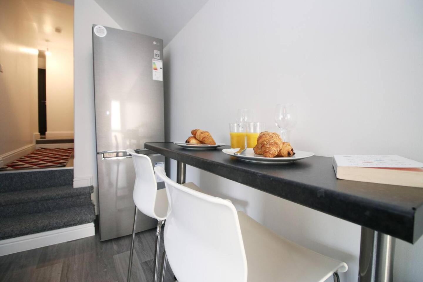 Modern Guesthouse, Fast Wi-Fi, Street Free Parking, Central, Fully Equipped Cardiff Esterno foto