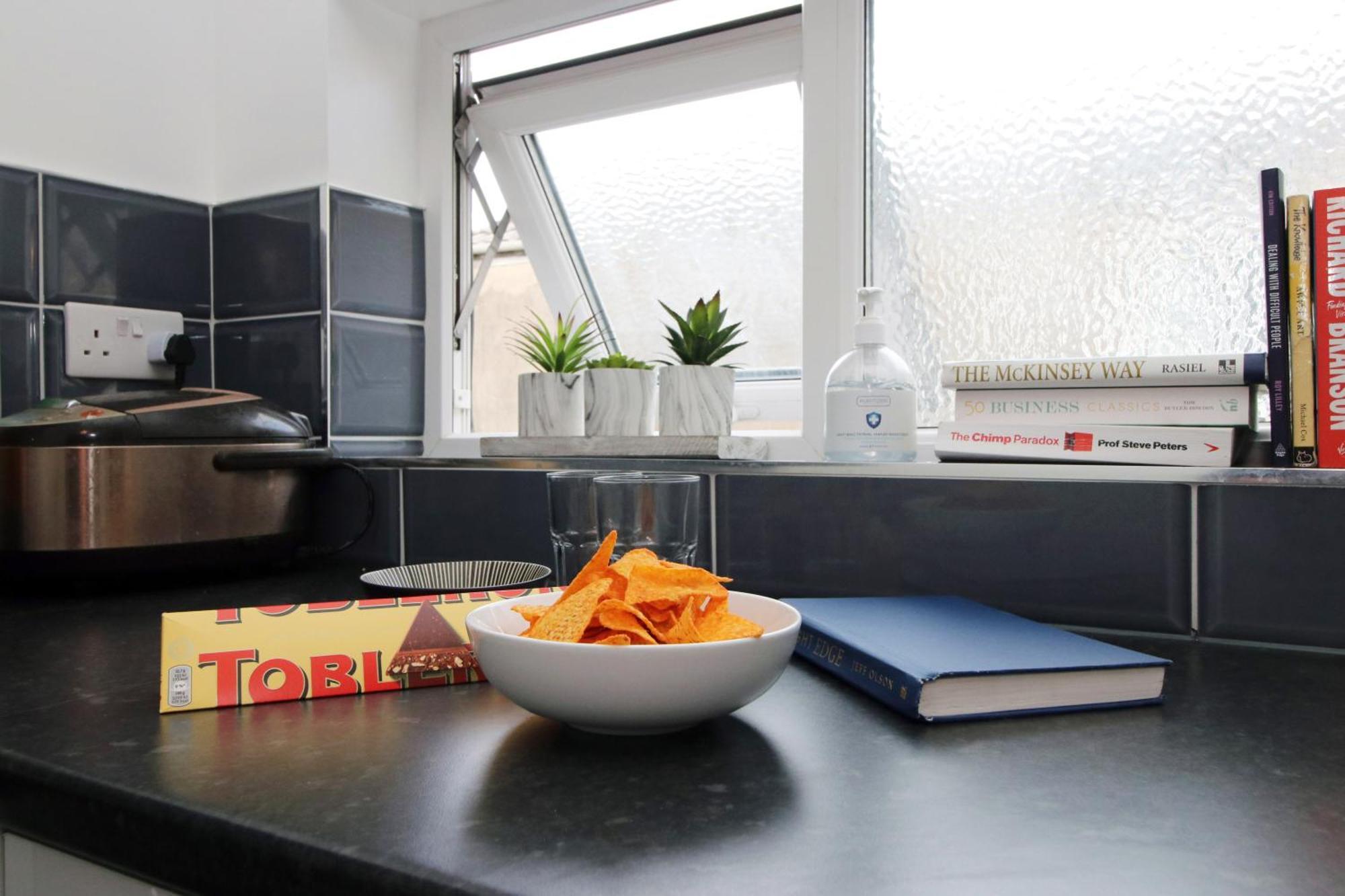 Modern Guesthouse, Fast Wi-Fi, Street Free Parking, Central, Fully Equipped Cardiff Esterno foto