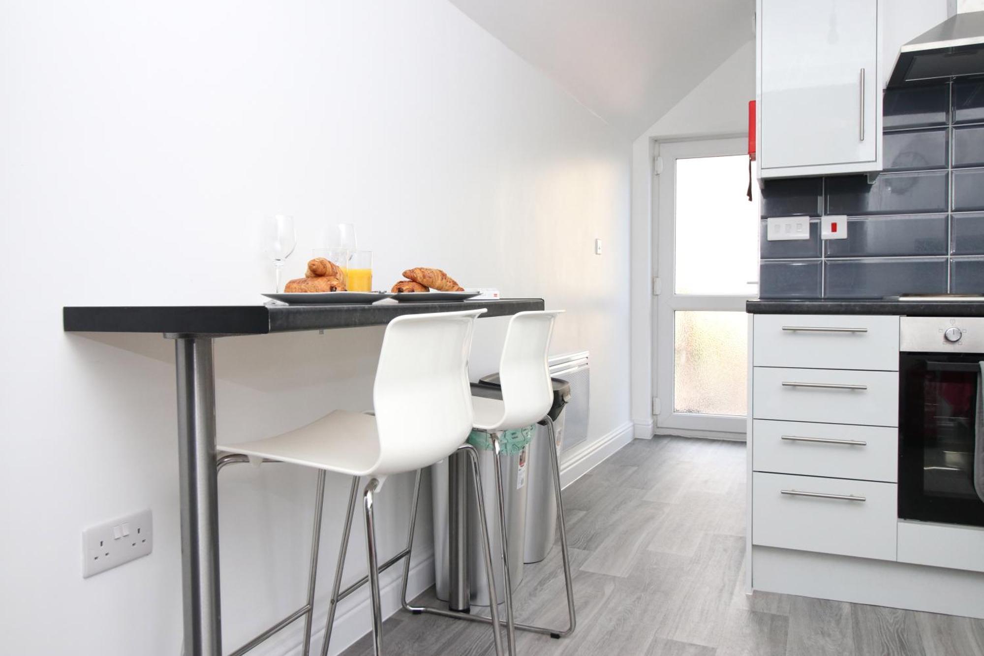 Modern Guesthouse, Fast Wi-Fi, Street Free Parking, Central, Fully Equipped Cardiff Esterno foto