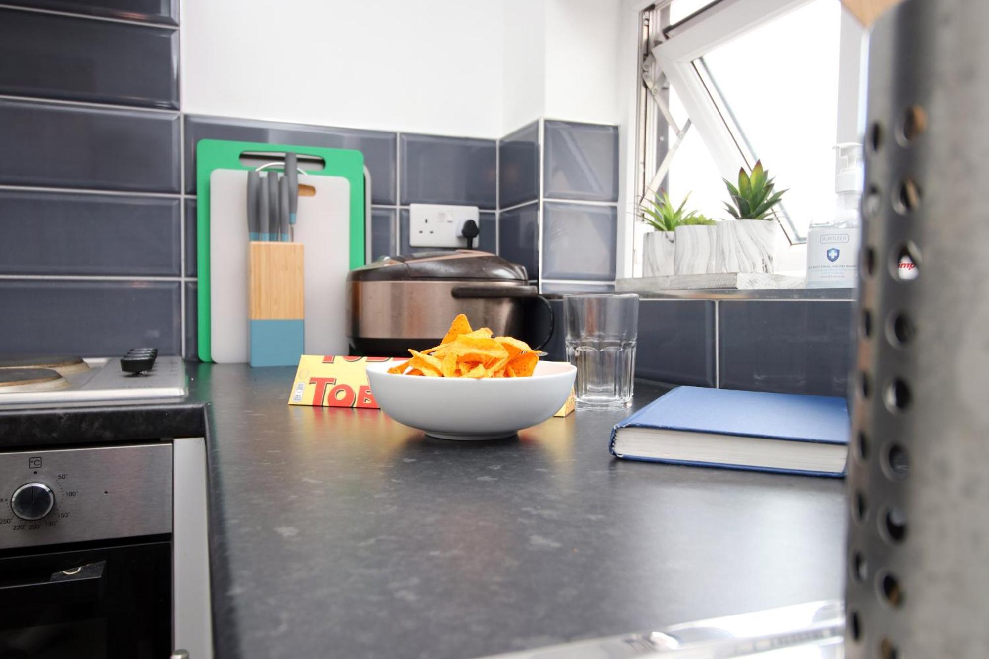 Modern Guesthouse, Fast Wi-Fi, Street Free Parking, Central, Fully Equipped Cardiff Esterno foto