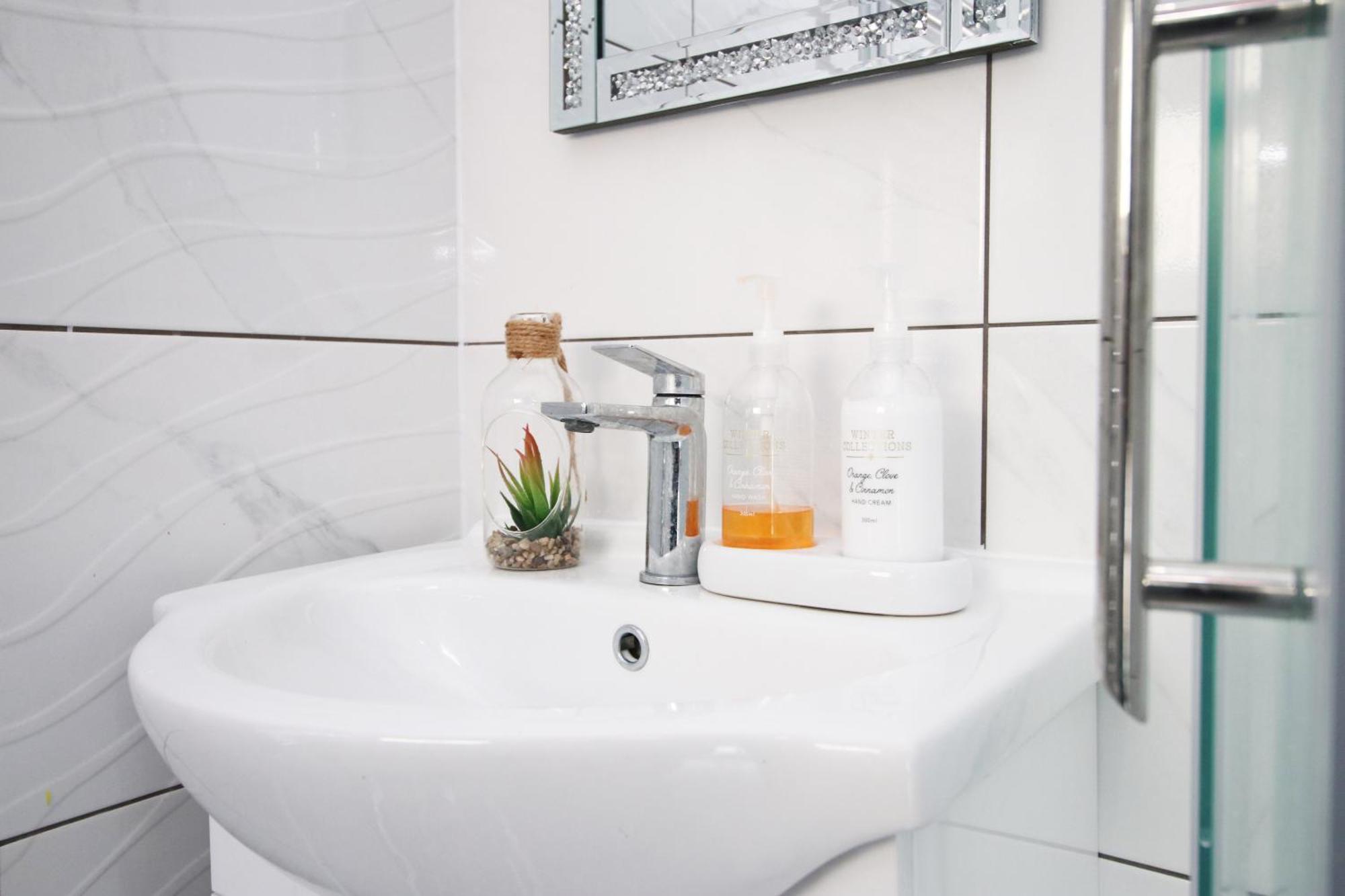 Modern Guesthouse, Fast Wi-Fi, Street Free Parking, Central, Fully Equipped Cardiff Esterno foto